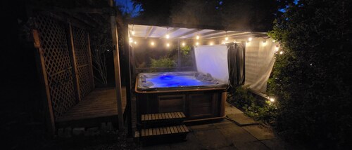 3-bedroom house with backyard, patio and hot-tub