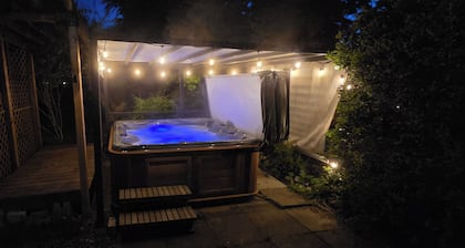 3-bedroom house with backyard, patio and hot-tub