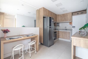 Fridge, microwave, oven, coffee/tea maker - Machado 238 Ap 76 (São Paulo)