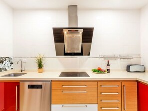 Kühlschrank, Mikrowelle, Ofen, Geschirrspüler