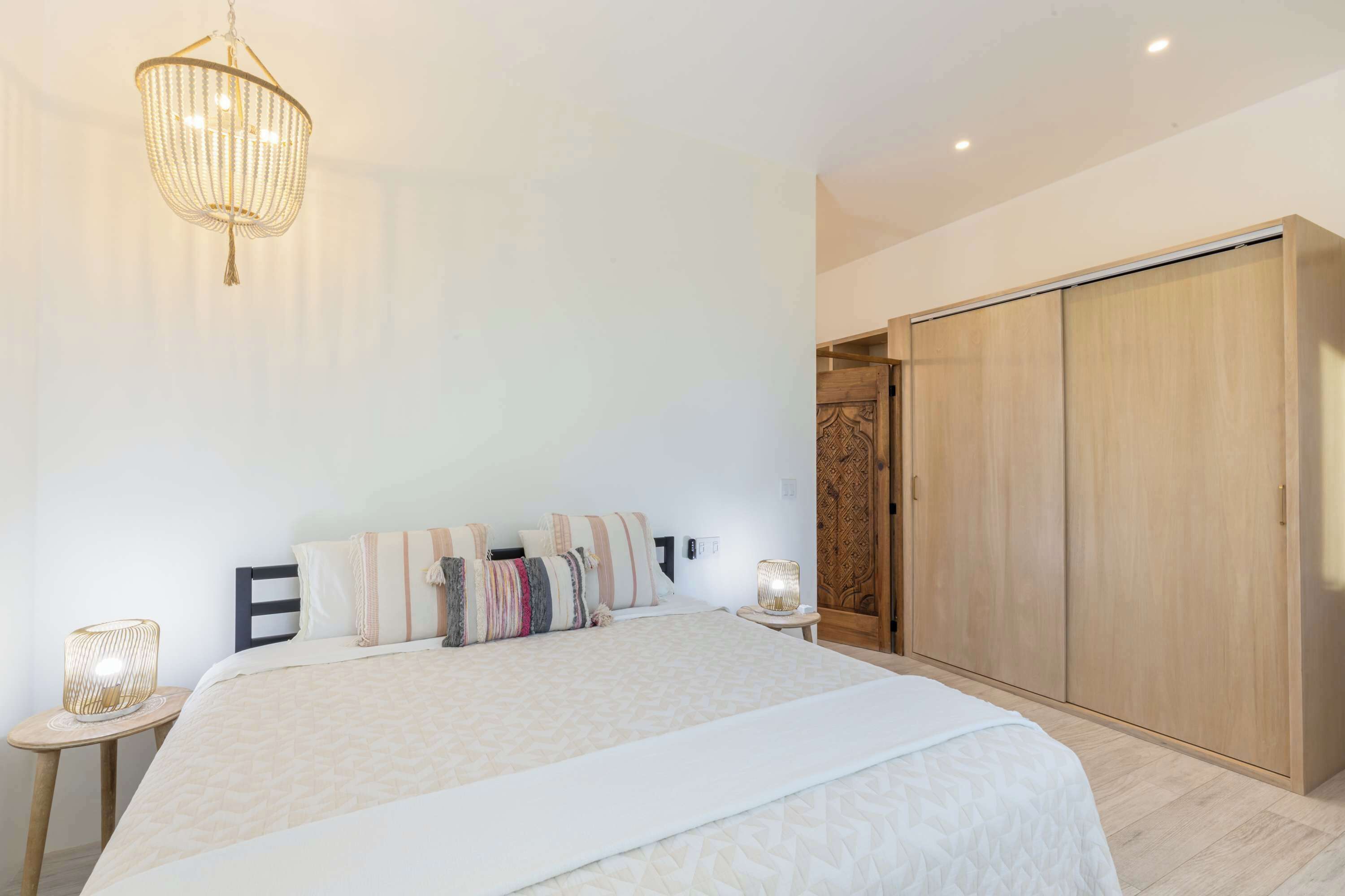 4 bedrooms, iron/ironing board, WiFi, bed sheets