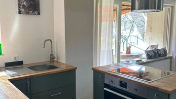 Frigorifero, forno, piano cottura, lavastoviglie