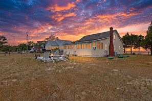 Property grounds - Lusby 3BD Family Beach House - Steps to the Sand! (Lusby)