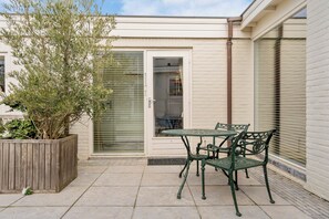Outdoor dining - Duynsandt: Stay by the dunes with free parking. (Zandvoort)