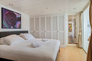 Room - Duynsandt: Stay by the dunes with free parking. (Zandvoort)