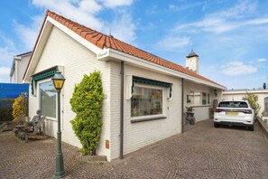Exterior - Duynsandt: Stay by the dunes with free parking. (Zandvoort)