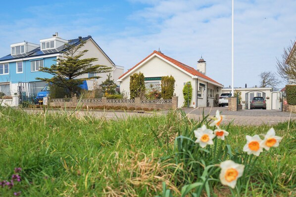 Exterior - Duynsandt: Stay by the dunes with free parking. (Zandvoort)
