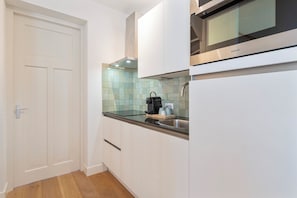 Wasserkocher mit Kaffee-/Teezubehör, Kühlschrank, Mikrowelle, Ofen