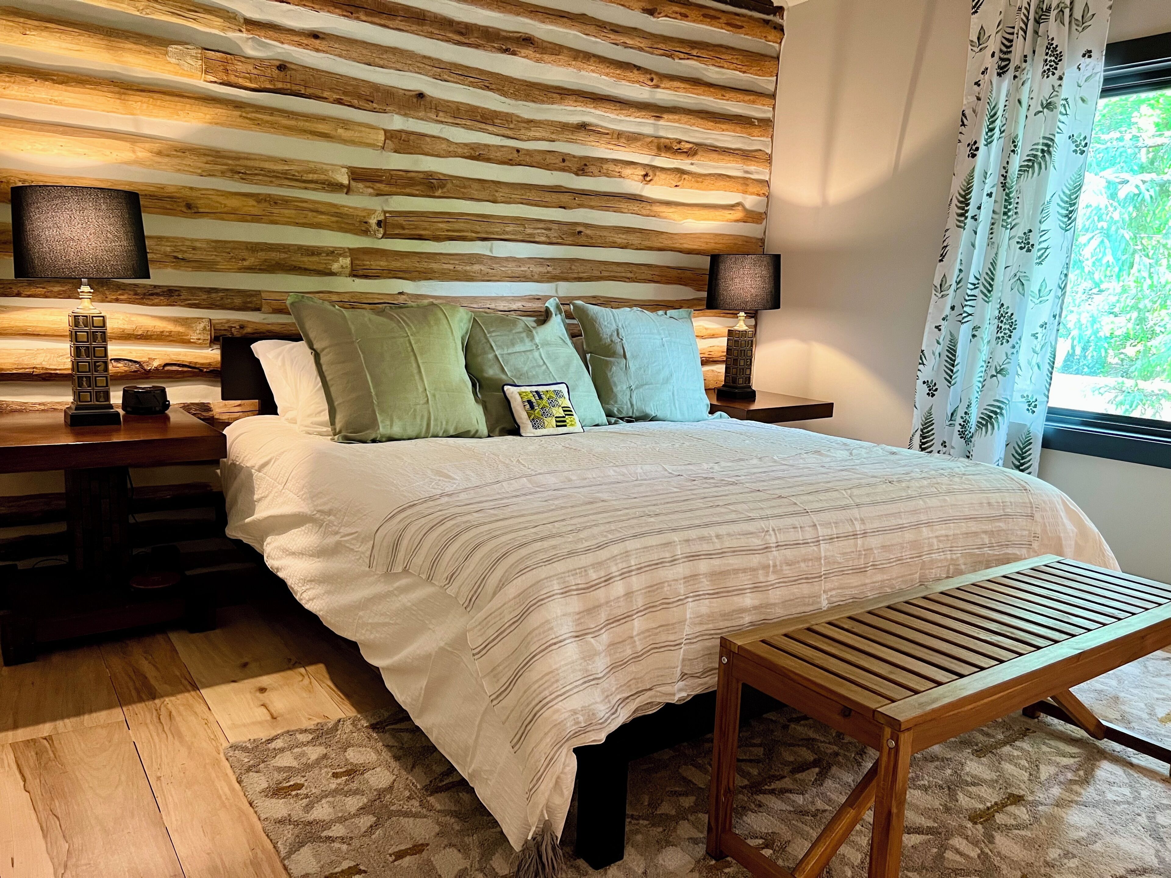Tabla de planchar con plancha, internet y ropa de cama 