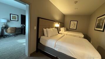 Standaard kamer, 2 queensize bedden, niet-roken | Een bureau, gratis wifi
