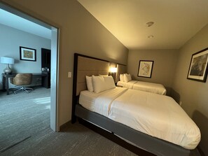 Habitación estándar, 2 camas Queen size, para no fumadores | Escritorio y wifi gratis 