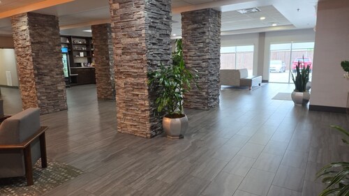 FairBridge Inn And Suites Will Rogers Airport, Restaurant & Bar