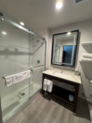 Habitación estándar, 1 cama Queen size, acceso para personas con movilidad reducida | Baño | Regadera, amenidades de baño gratuitas, secadora de cabello, toallas 