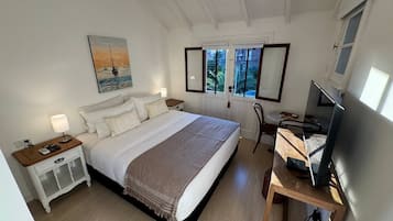 Ático Deluxe, balcón, vistas al parque | Escritorio, espacio para trabajar con un portátil, cortinas opacas