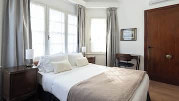 Deluxe Suite, Patio, City View | Bar mini, meja, ruang kerja komputer riba, langsir/tirai gelap terus