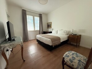 Deluxe Suite, City View | Desk, laptop workspace, blackout curtains, free WiFi - Acassuso Suites (Acassuso)