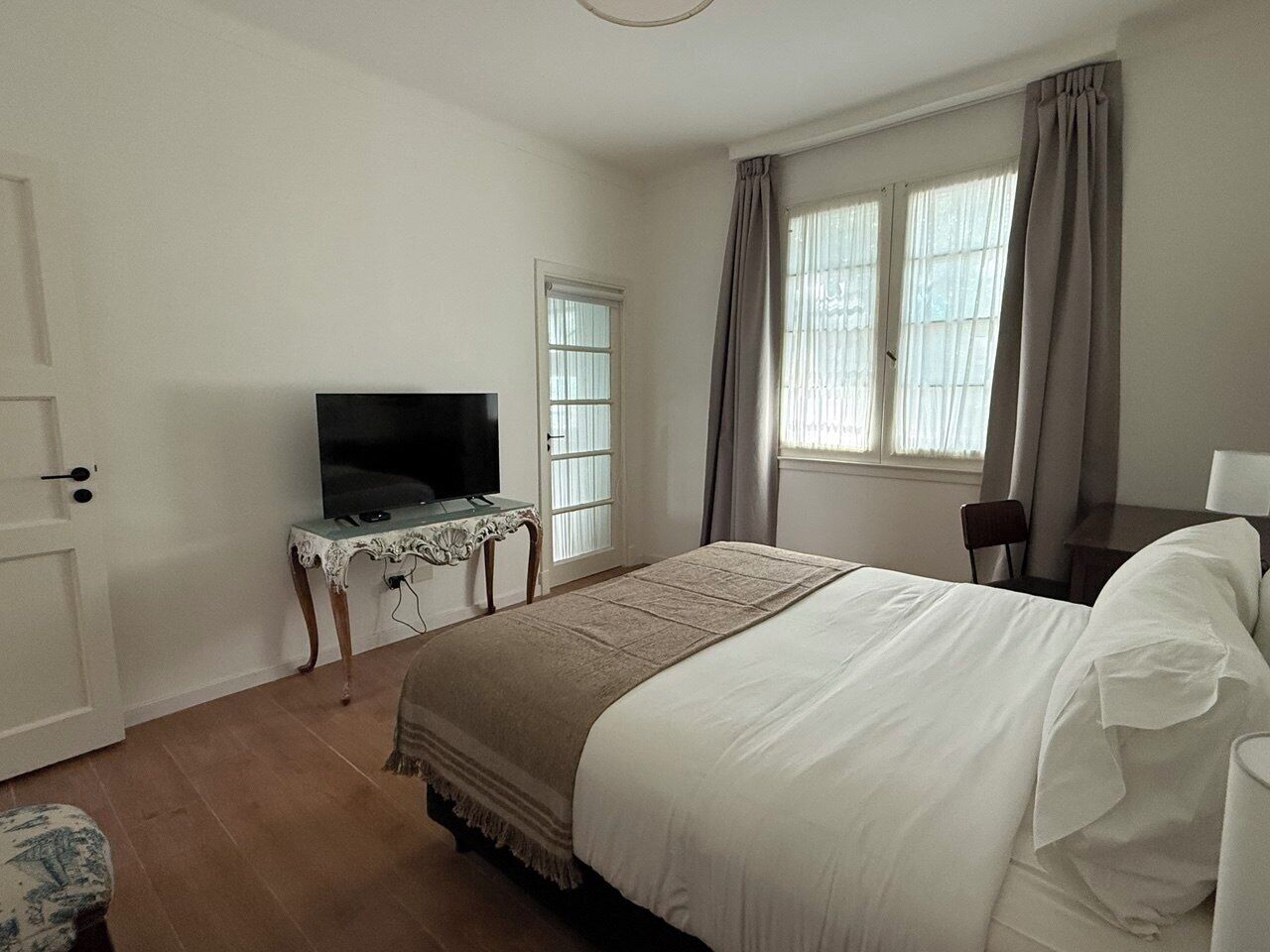 Suite Deluxe, vistas a la ciudad | Escritorio, espacio para trabajar con un portátil, cortinas opacas