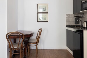 Suite Deluxe, patio, vista a la ciudad | Comedor