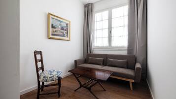 Suite – deluxe, byutsikt | Oppholdsområde | En 43-tommers smart-TV med kabel-kanaler