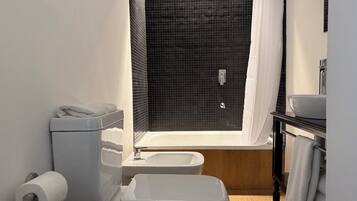 Deluxe-sviitti, patio, kaupunkinäköala | Kylpyhuone | Hiustenkuivaaja, pyyhkeet, saippua, sampoo