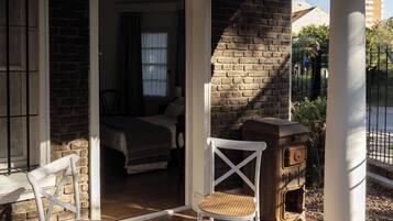 Deluxe Suite, Patio, City View | Teres/patio
