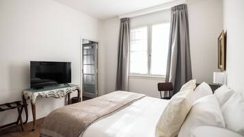 Deluxe Suite, City View | Bar mini, meja, ruang kerja komputer riba, langsir/tirai gelap terus