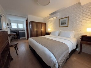 Deluxe Suite, Courtyard View | Desk, laptop workspace, blackout curtains, free WiFi - Acassuso Suites (Acassuso)