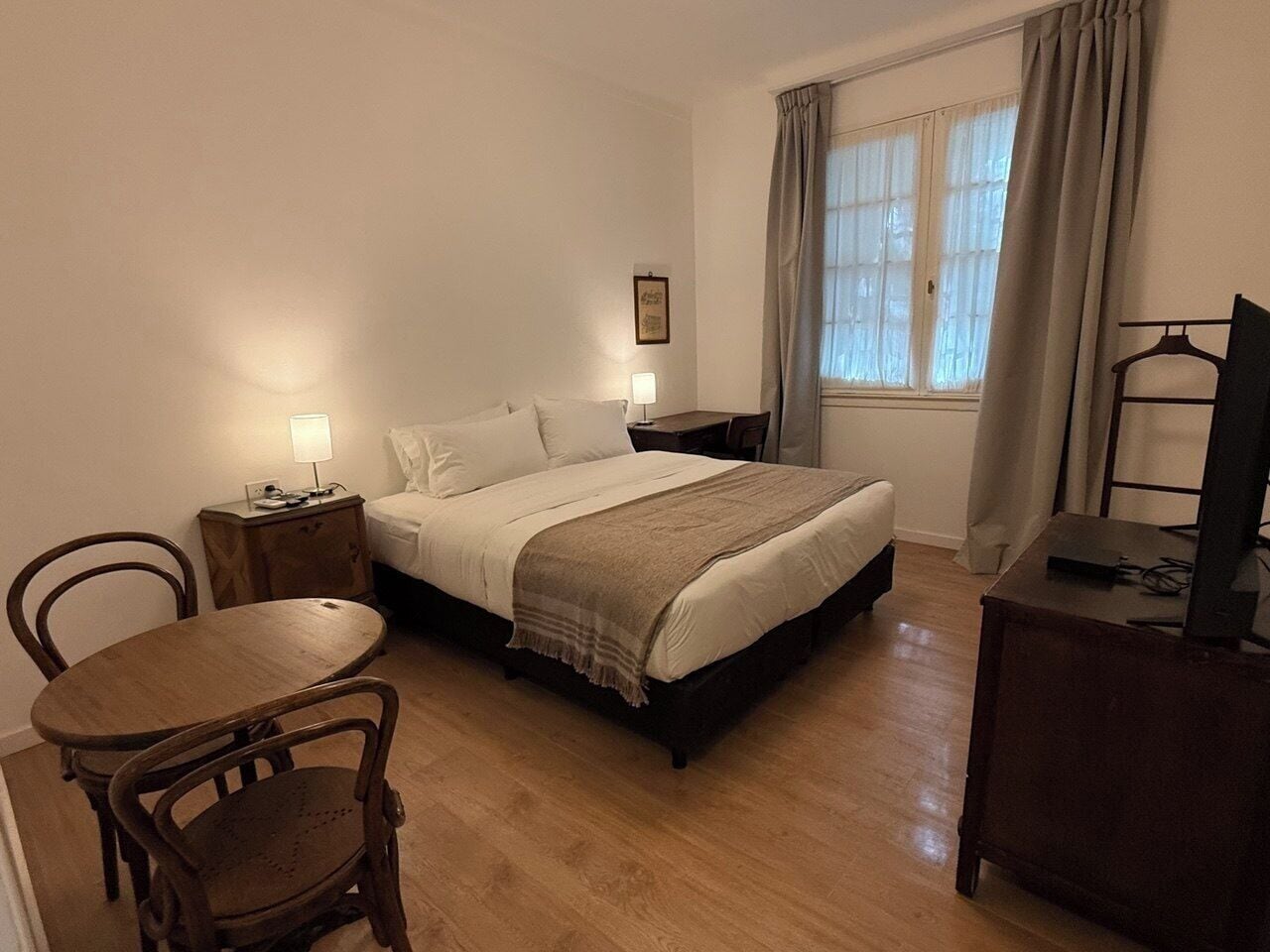 Suite Deluxe, vistas a la ciudad | Escritorio, espacio para trabajar con un portátil, cortinas opacas