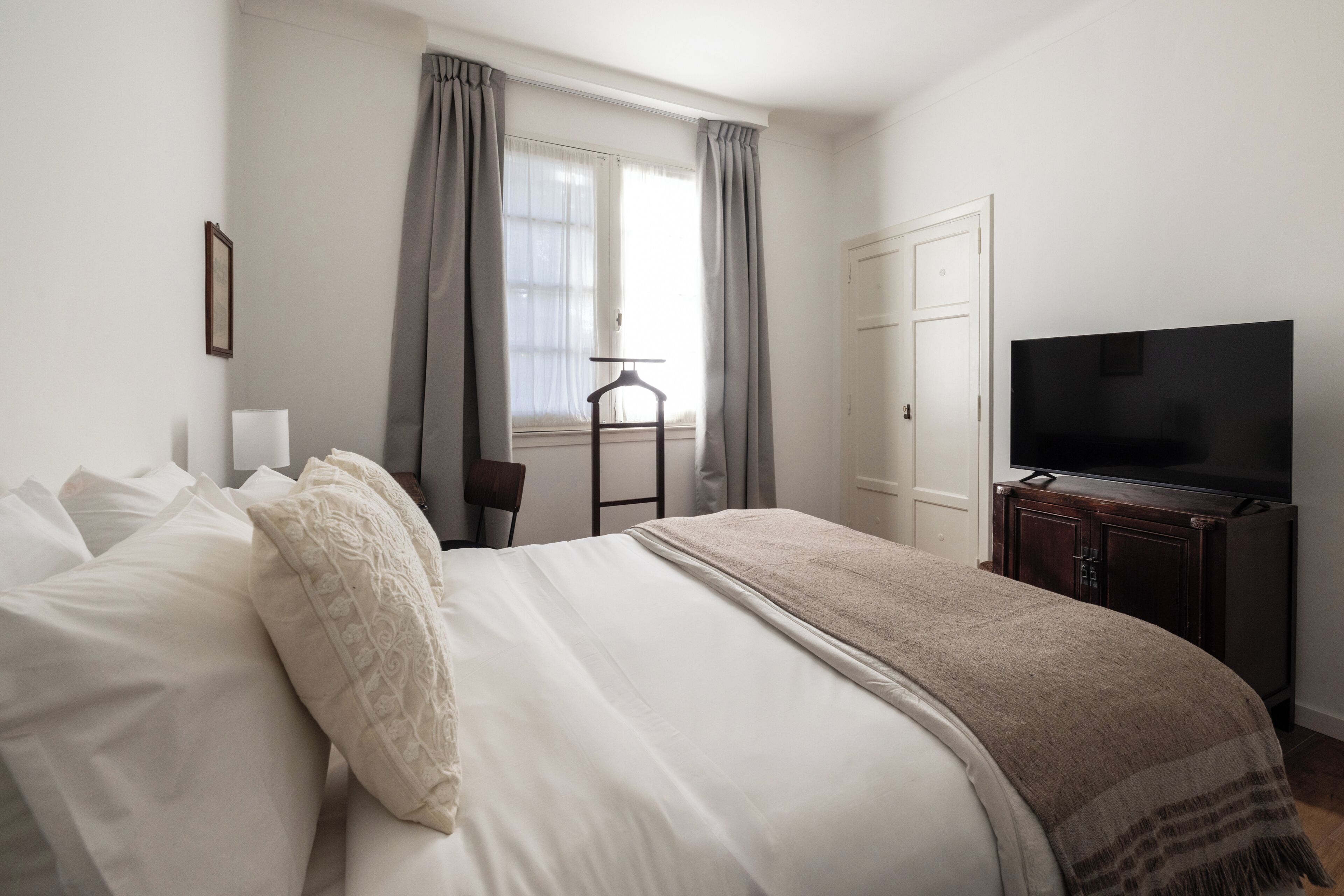 Suite – deluxe, byutsikt | Minibar, skrivebord, skrivebord for bærbar PC og blendingsgardiner