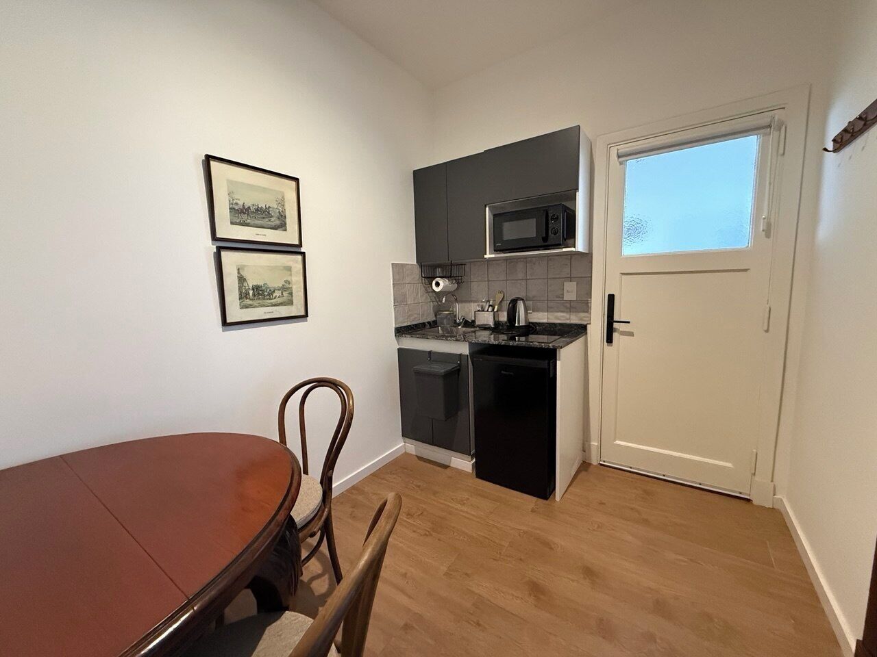 Suite Deluxe, patio, vistas a la ciudad | Cocina privada | Frigorífico pequeño, microondas, placa de cocina y utensilios de cocina