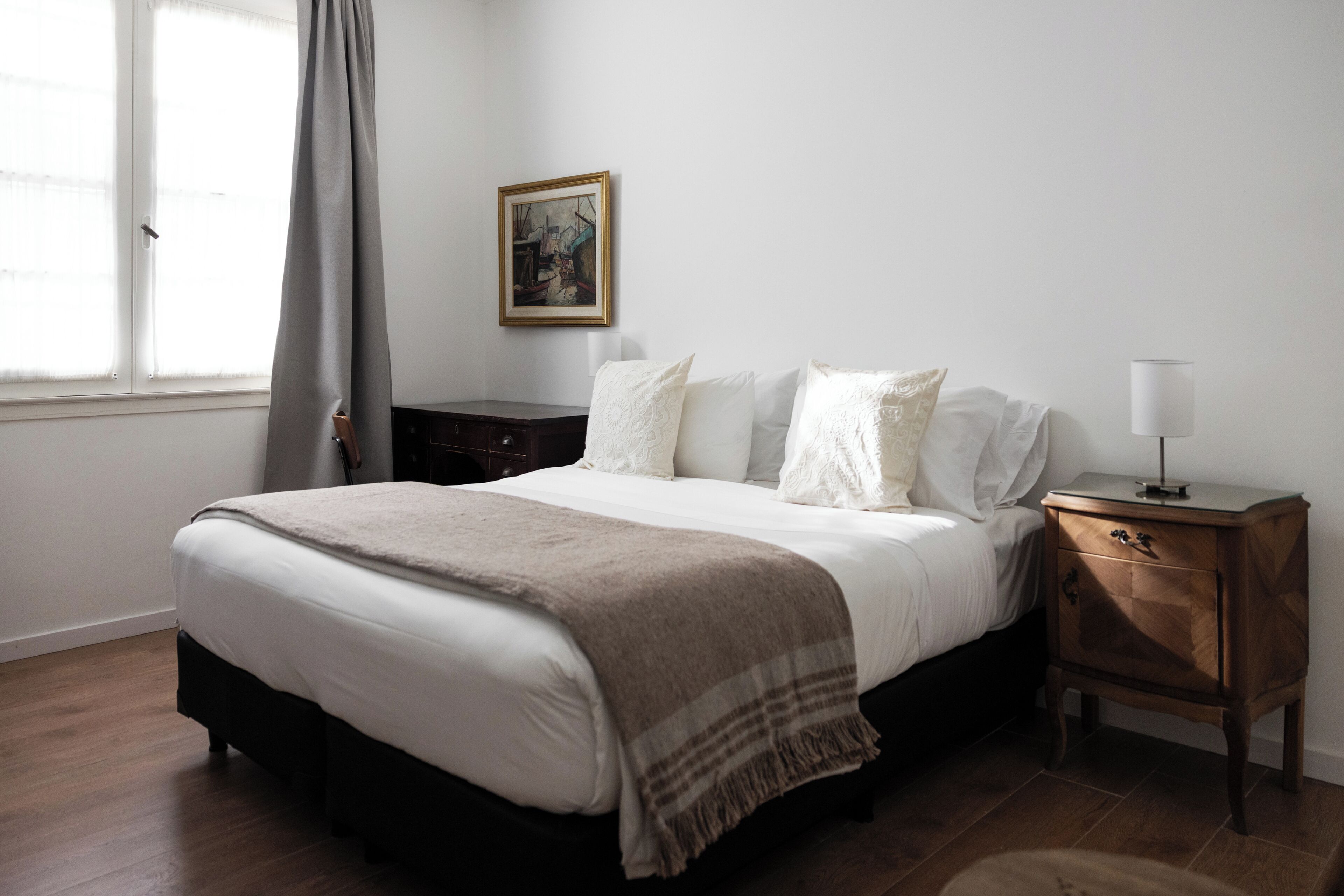 Suite Deluxe, vista a la ciudad | Minibar, escritorio y espacio para trabajar con laptop 
