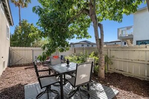 Outdoor dining - Spacious 4-bedroom house in charming San Diego w/ AC & minutes from attractions (San Diego)