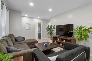 Living area - Spacious 4-bedroom house in charming San Diego w/ AC & minutes from attractions (San Diego)