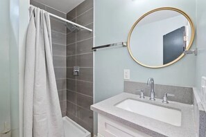 Bathroom - Spacious 4-bedroom house in charming San Diego w/ AC & minutes from attractions (San Diego)