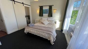 Deluxe House, Garden View | Iron/ironing board, free WiFi