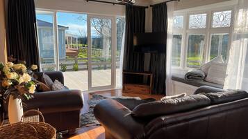 Deluxe House, Garden View | Living area