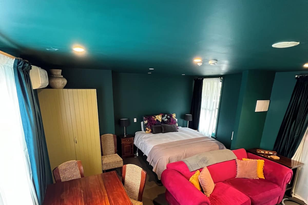 Familjesvit - utsikt mot trädgården