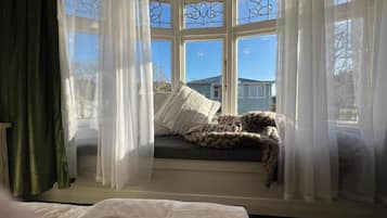Deluxe House, Garden View | Iron/ironing board, free WiFi