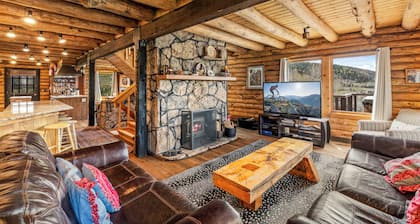 Alpenglow Cabin | Mountain Lodge | Private Deck & Hot Tub | Near Slopes