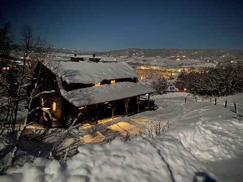 Alpenglow Cabin | Mountain Lodge | Private Deck & Hot Tub | Near Slopes