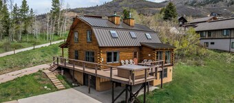 Alpenglow Cabin | Mountain Lodge | Private Deck & Hot Tub | Near Slopes