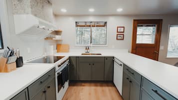 Fridge, oven, stovetop, dishwasher