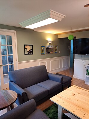 Smart TV, fireplace, table football, ping pong - Creekside Retreat at Notre Dame (South Bend)