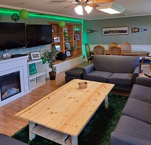 Smart TV, fireplace, table football, ping pong - Creekside Retreat at Notre Dame (South Bend)