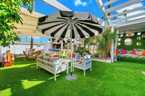 Outdoor dining - Spirit of Sofia 11bd (Palm Springs)