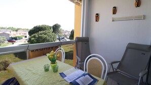 Outdoor dining - Studio apartment with terrace, beach 550m away and shops 50m away (LE GRAU DU ROI)