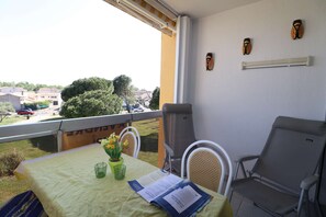 Outdoor dining - Studio apartment with terrace, beach 550m away and shops 50m away (LE GRAU DU ROI)