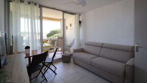 TV - Studio apartment with terrace, beach 550m away and shops 50m away (LE GRAU DU ROI)