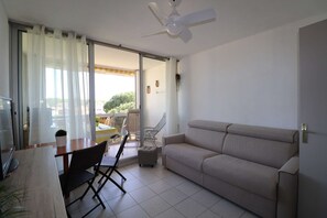 TV - Studio apartment with terrace, beach 550m away and shops 50m away (LE GRAU DU ROI)