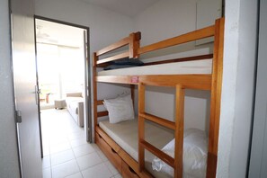 Room - Studio apartment with terrace, beach 550m away and shops 50m away (LE GRAU DU ROI)